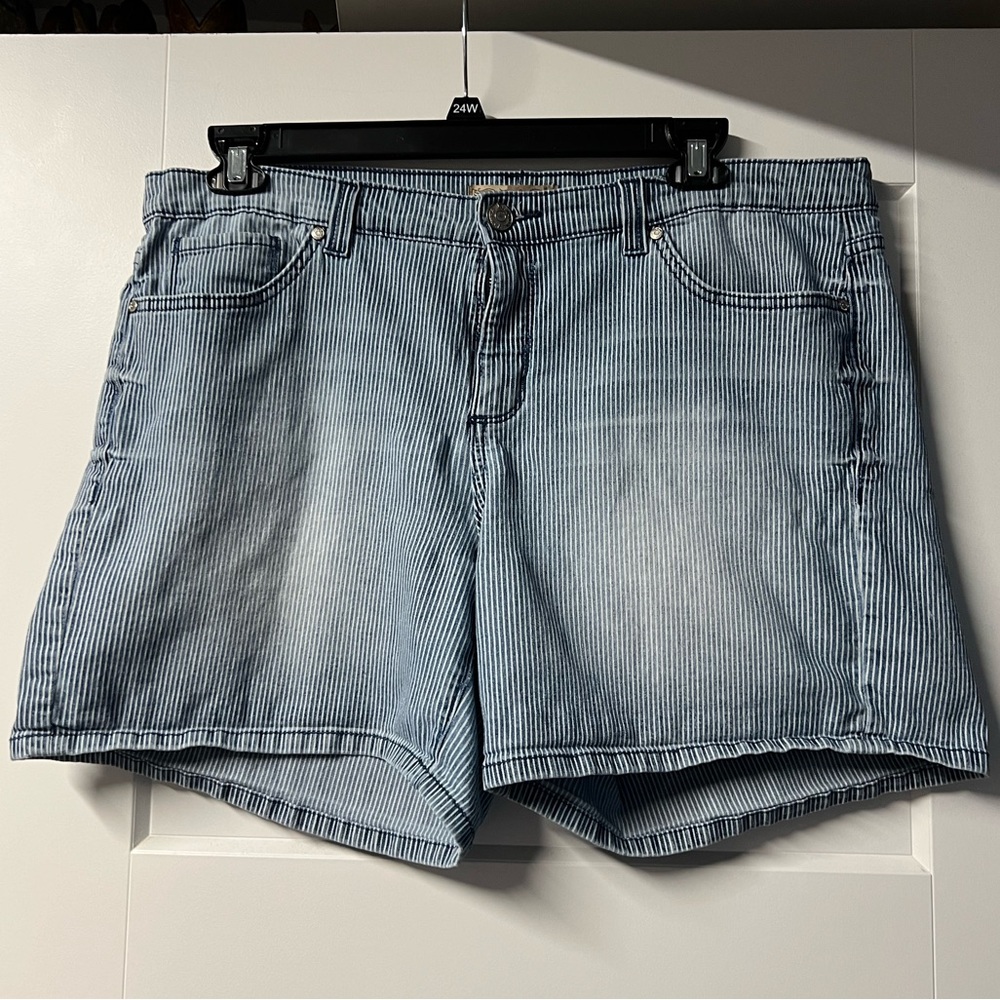 Nine West striped jean shorts. Size 16/33.